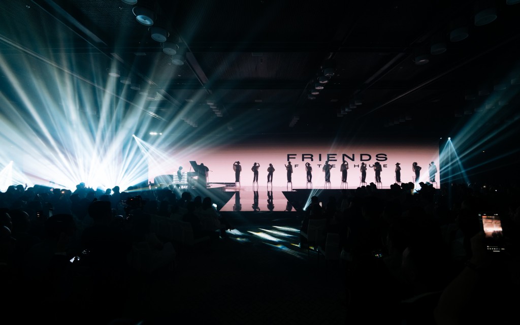 Tinh thần Friends of the House được tái hiện từ không gian sự kiện đến những màn trình diễn nghệ thuật. Tinh thần Friends of the House được tái hiện từ không gian sự kiện đến những màn trình diễn nghệ thuật.