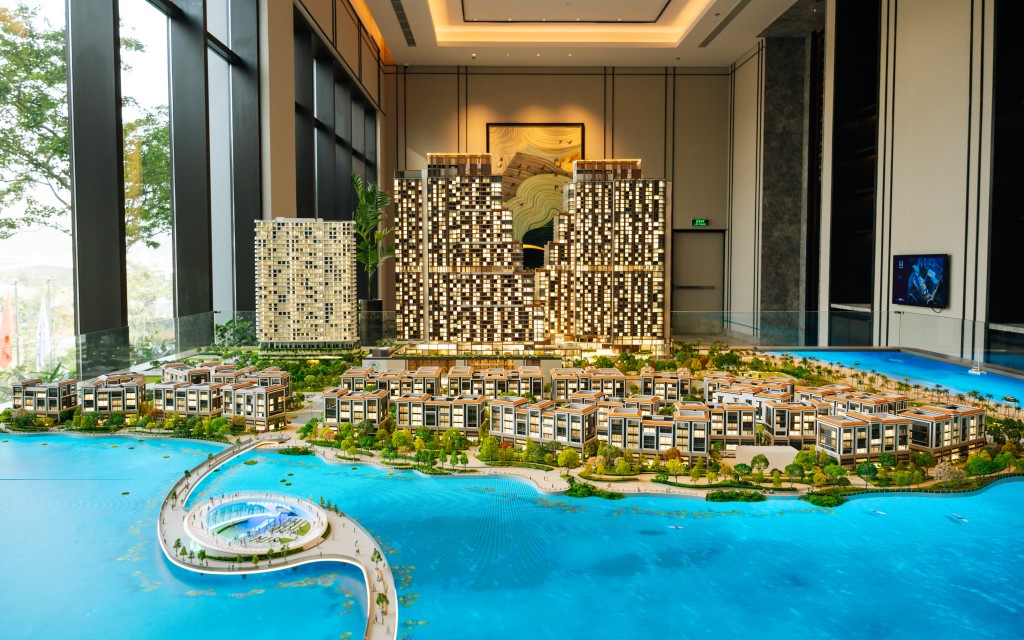 Lần đầu tiên sa bàn tổ hợp Marina Bayfront District và Aria Bay được giới thiệu. Với quy mô tới 28m², sa bàn tích hợp công nghệ LED ấn tượng, trở thành tâm điểm của không gian sự kiện. Lần đầu tiên sa bàn tổ hợp Marina Bayfront District và Aria Bay được giới thiệu. Với quy mô tới 28m², sa bàn tích hợp công nghệ LED ấn tượng, trở thành tâm điểm của không gian sự kiện.