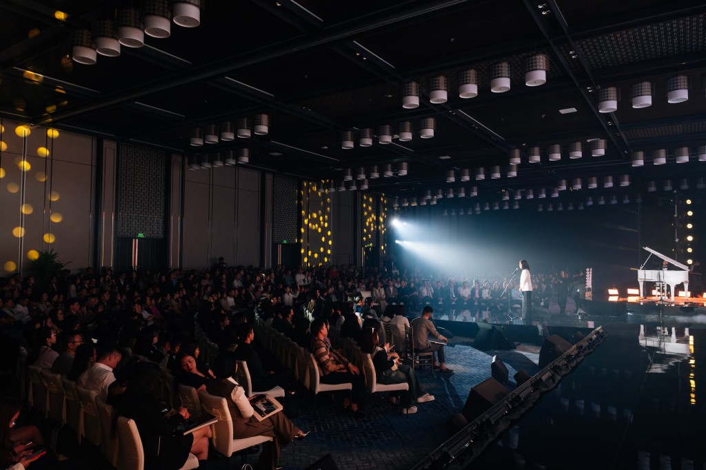 Khán phòng lớn nhất tại InterContinental Halong Bay Resort không còn một chỗ trống, với sự góp mặt của hơn 650 khách mời cùng đại diện các đối tác phân phối. Khán phòng lớn nhất tại InterContinental Halong Bay Resort không còn một chỗ trống, với sự góp mặt của hơn 650 khách mời cùng đại diện các đối tác phân phối.