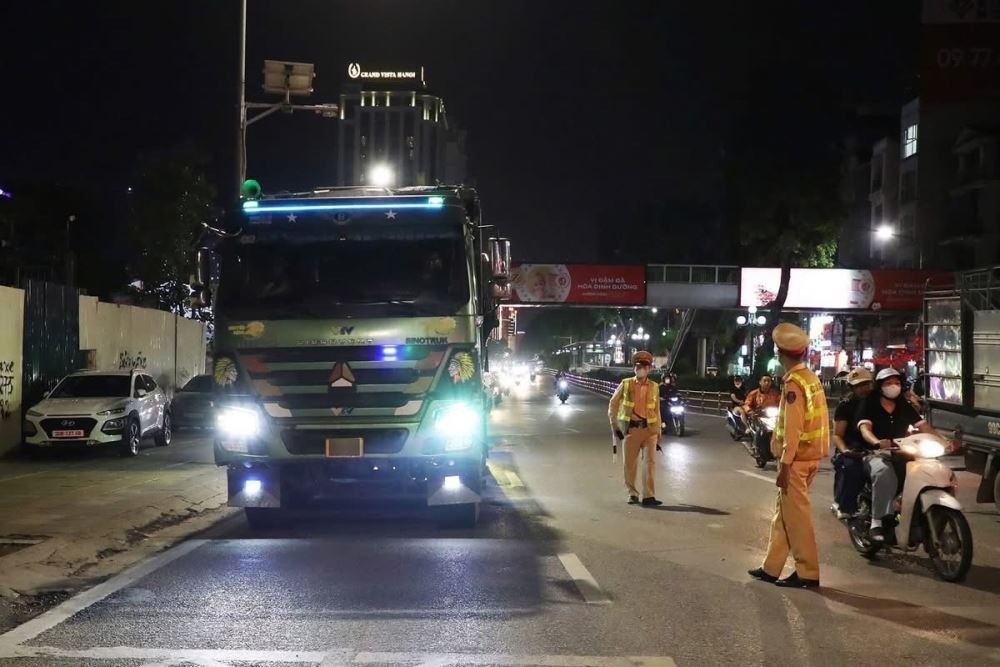 Lực lượng chức năng kiểm soát chặt chẽ các phương tiện tại cửa ngõ Thủ đô Lực lượng chức năng kiểm soát chặt chẽ các phương tiện tại cửa ngõ Thủ đô