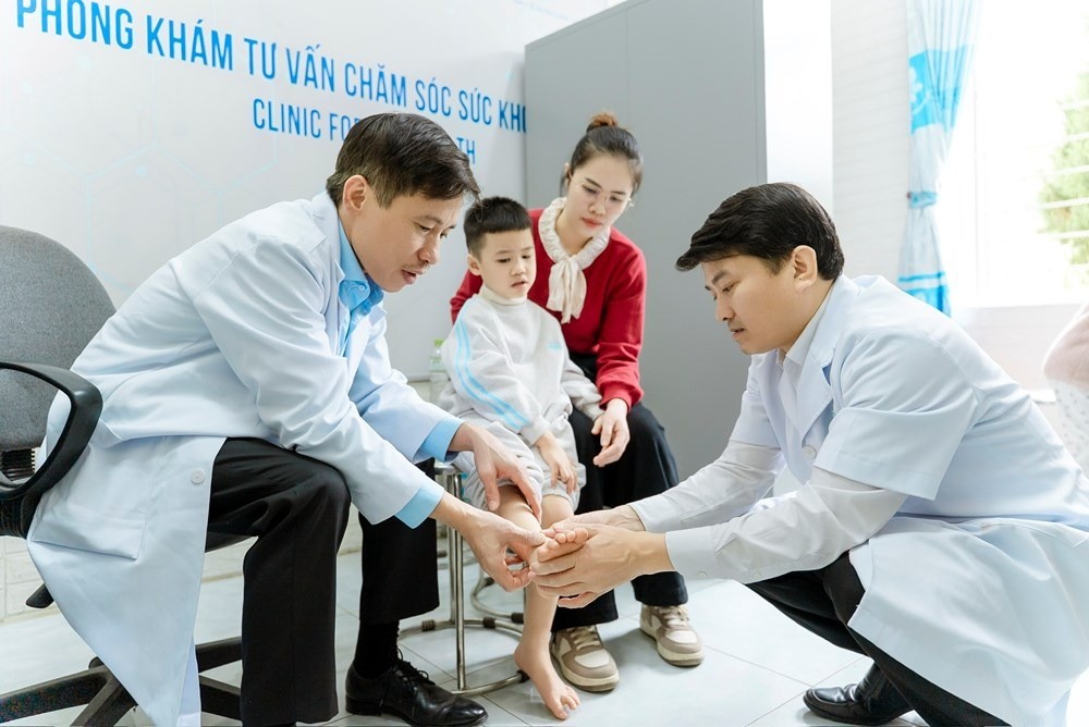 PGS.TS Nguyễn Mạnh Khánh – Phó Giám đốc Bệnh viện Hữu nghị Việt Đức, Chủ tịch CLB Nhân đạo Sala thăm khám cho trẻ em tại Trung tâm Y tế khu vực Chiêm Hóa (Tuyên Quang) trước khi chỉ định phẫu thuật. PGS.TS Nguyễn Mạnh Khánh – Phó Giám đốc Bệnh viện Hữu nghị Việt Đức, Chủ tịch CLB Nhân đạo Sala thăm khám cho trẻ em tại Trung tâm Y tế khu vực Chiêm Hóa (Tuyên Quang) trước khi chỉ định phẫu thuật.