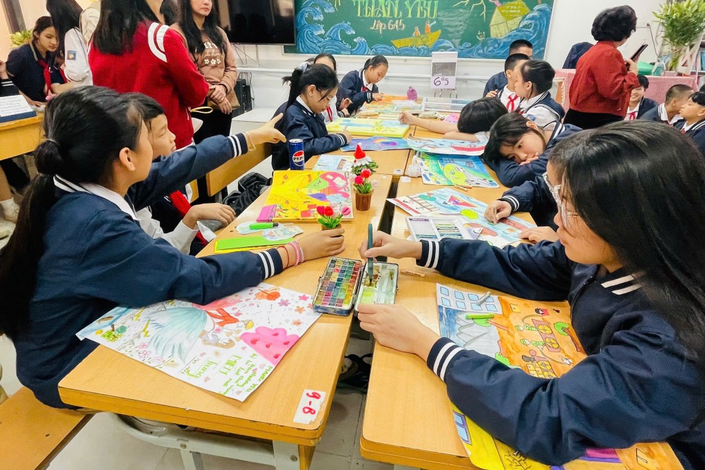 Học trò Giáp Bát góp nhịp yêu thương về miền Trung lũ lụt Học trò Giáp Bát góp nhịp yêu thương về miền Trung lũ lụt