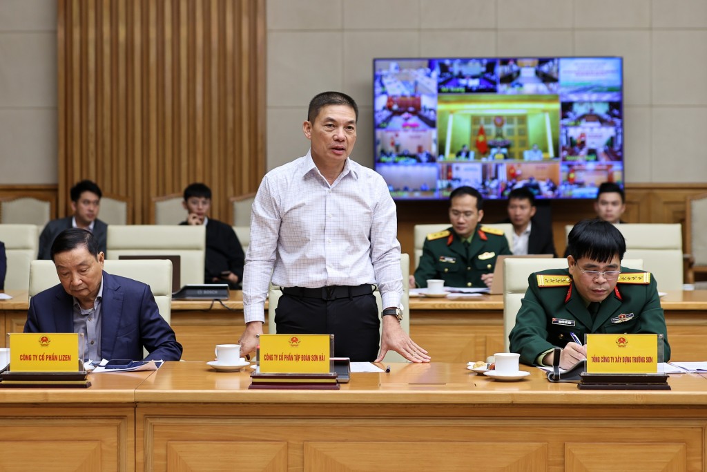 Đại diện các đơn vị thi công phát biểu tại phiên họp - Ảnh: VGP/Nhật Bắc Đại diện các đơn vị thi công phát biểu tại phiên họp - Ảnh: VGP/Nhật Bắc