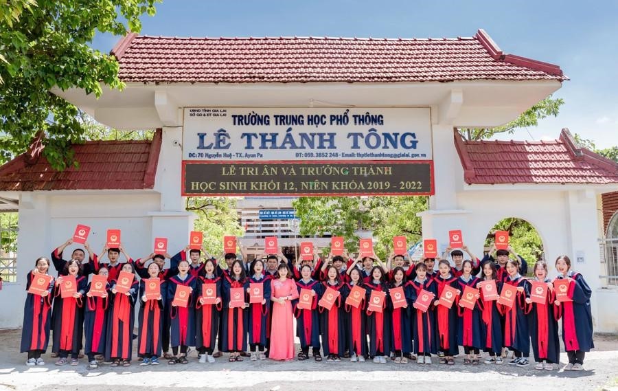 Dù nằm ở vị trí địa lý không mấy thuận lợi và chịu thiên tai bão lũ nhưng học sinh của Nhà trường luôn giữ vững được tinh thần học tập cao Dù nằm ở vị trí địa lý không mấy thuận lợi và chịu thiên tai bão lũ nhưng học sinh của Nhà trường luôn giữ vững được tinh thần học tập cao