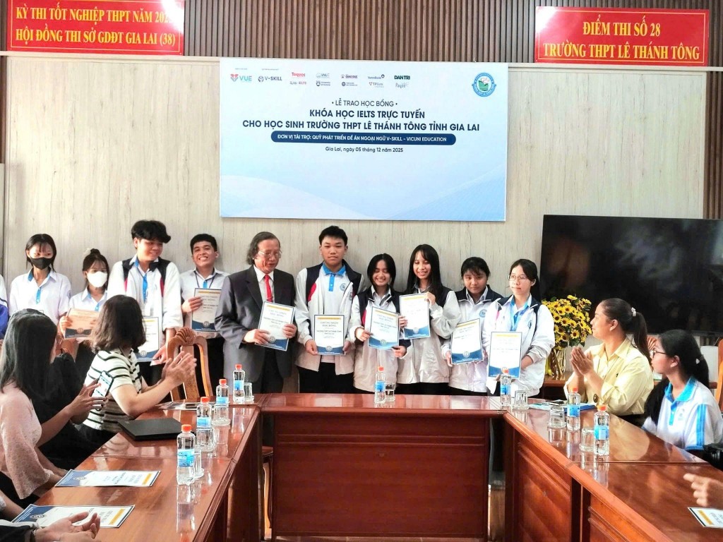 ThS. Trần Văn Cơ - Nguyên Trưởng phòng Giáo dục Trung học Sở GD&ĐT, Chuyên viên tiếng Anh Sở GD&ĐT Bình Định - Đại diện Quỹ V-Skill trao tặng các suất học bổng IELTS ThS. Trần Văn Cơ - Nguyên Trưởng phòng Giáo dục Trung học Sở GD&ĐT, Chuyên viên tiếng Anh Sở GD&ĐT Bình Định - Đại diện Quỹ V-Skill trao tặng các suất học bổng IELTS