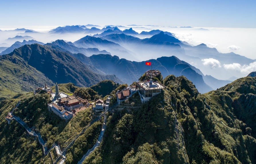 Fansipan lập kỷ lục 6 lần liên tiếp là "Điểm du lịch có thắng cảnh thiên nhiên hàng đầu thế giới"