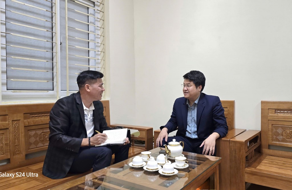 Nhà báo Tạ Ngọc Quyết-Báo Tuổi trẻ Thủ đô trao đổi thông tin với Ông Lê Tuấn Vũ, Phó Bí thư Đảng uỷ, Chủ tịch UBND phường Cao Xanh Nhà báo Tạ Ngọc Quyết-Báo Tuổi trẻ Thủ đô trao đổi thông tin với Ông Lê Tuấn Vũ, Phó Bí thư Đảng uỷ, Chủ tịch UBND phường Cao Xanh