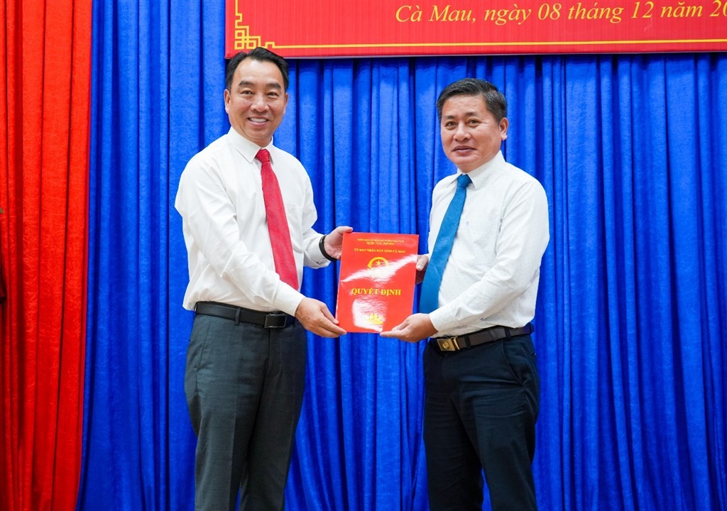 Chủ tịch UBND tỉnh Lữ Quang Ngời (bên trái) trao quyết định bổ nhiệm chức vụ Chánh Thanh tra tỉnh cho ông Hoàng Phương Thảo. Chủ tịch UBND tỉnh Lữ Quang Ngời (bên trái) trao quyết định bổ nhiệm chức vụ Chánh Thanh tra tỉnh cho ông Hoàng Phương Thảo.