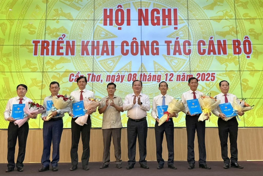 UBND TP. Cần Thơ trao quyết định tiếp nhận, bổ nhiệm, giao quyền, chuyển công tác với các cán bộ (Ảnh: Nhẫn Nam) UBND TP. Cần Thơ trao quyết định tiếp nhận, bổ nhiệm, giao quyền, chuyển công tác với các cán bộ (Ảnh: Nhẫn Nam)