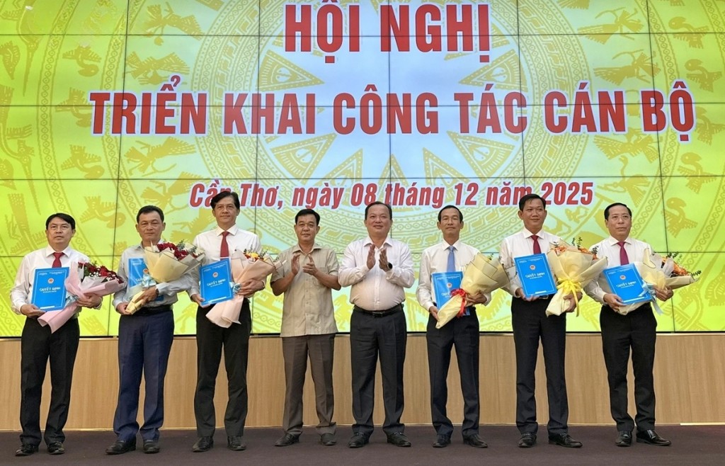 Cần Thơ công bố nhiều quyết định điều động và bổ nhiệm nhân sự