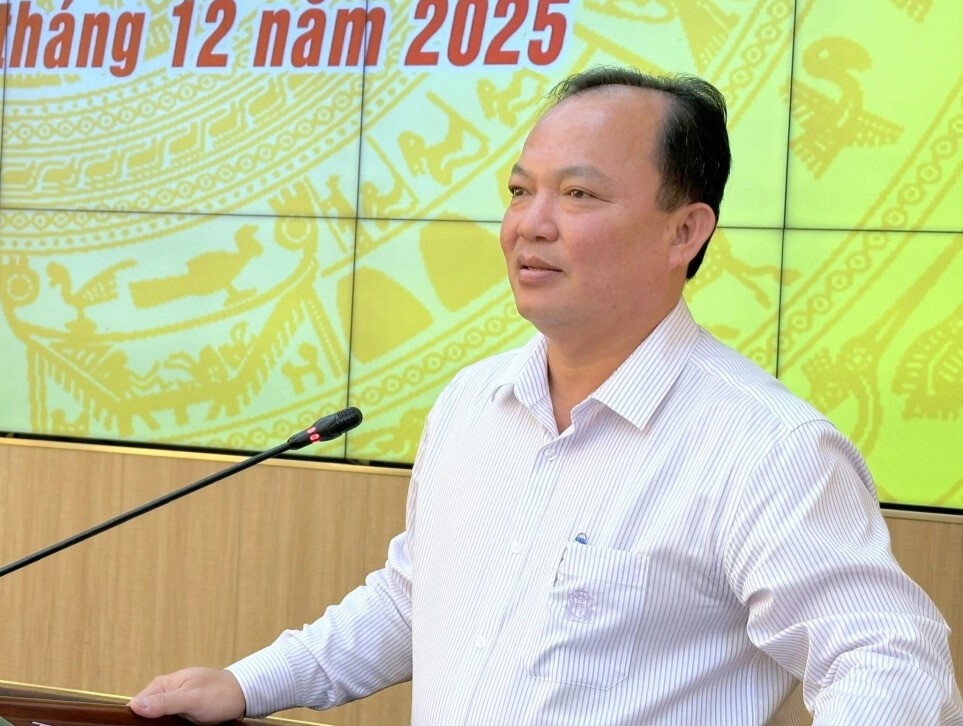 Phó Chủ tịch UBND TP Cần Thơ Nguyễn Văn Hòa chúc mừng các đồng chí nhận quyết định Phó Chủ tịch UBND TP Cần Thơ Nguyễn Văn Hòa chúc mừng các đồng chí nhận quyết định