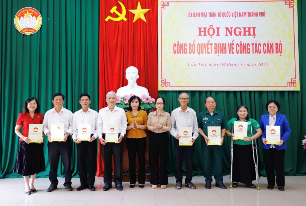 Lãnh đạo Ủy ban MTTQ Việt Nam TP Cần Thơ và Ban Tổ chức Thành ủy trao quyết định cho lãnh đạo các Hội. Lãnh đạo Ủy ban MTTQ Việt Nam TP Cần Thơ và Ban Tổ chức Thành ủy trao quyết định cho lãnh đạo các Hội.