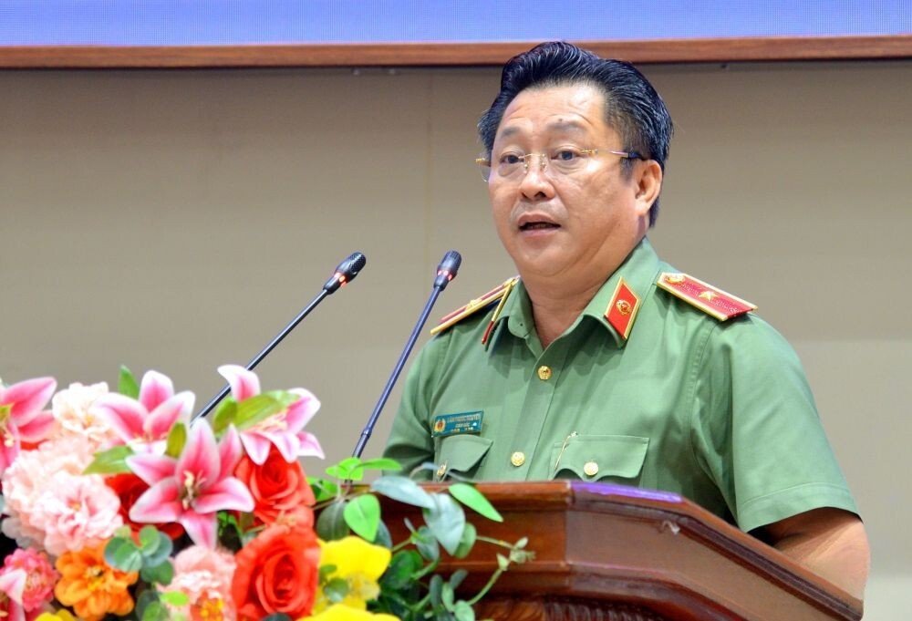 Thiếu tướng Lâm Phước Nguyên, Giám đốc Công an tỉnh, trình bày tóm tắt Tờ trình ban hành nghị quyết tại Kỳ họp. Thiếu tướng Lâm Phước Nguyên, Giám đốc Công an tỉnh, trình bày tóm tắt Tờ trình ban hành nghị quyết tại Kỳ họp.