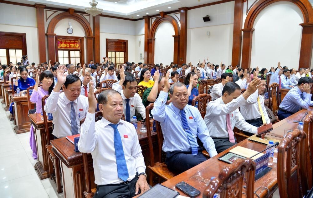 Các đại biểu HĐND tỉnh biểu quyết thống nhất thông qua nghị quyết tại Kỳ họp. Các đại biểu HĐND tỉnh biểu quyết thống nhất thông qua nghị quyết tại Kỳ họp.