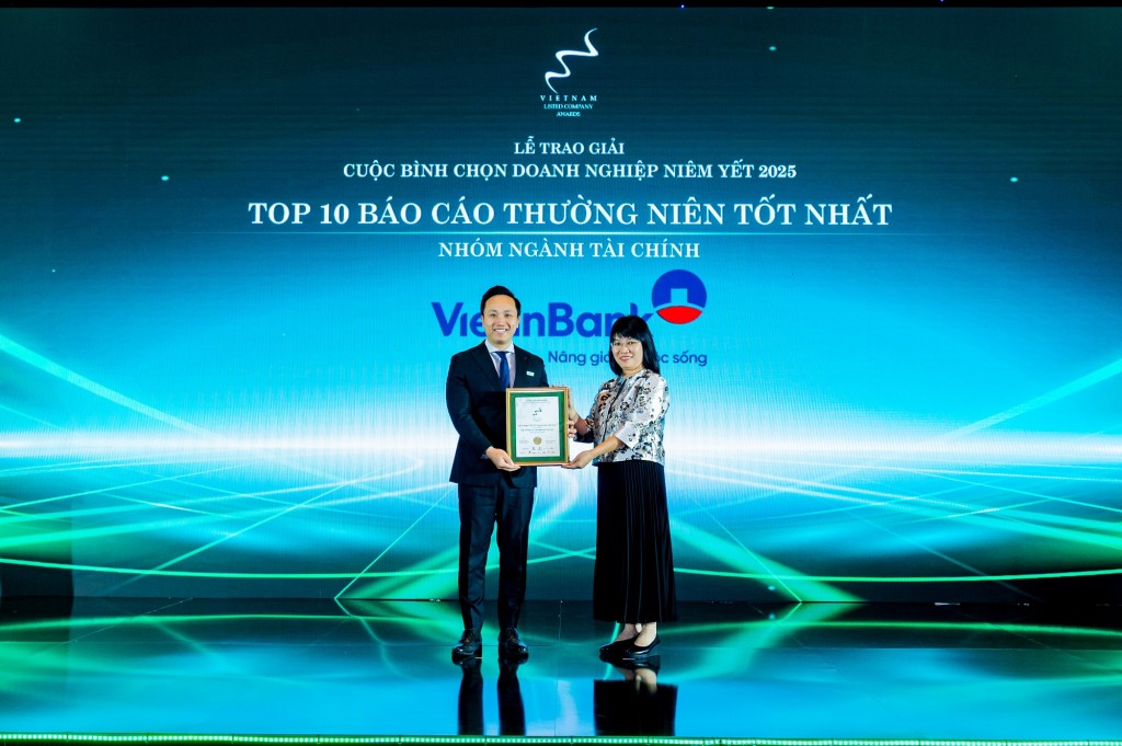 Ông Vương Huy Đông – Phó Ban Thư ký HĐQT & QHCĐ nhận giải thưởng “Top 10 Báo cáo thường niên tốt nhất nhóm ngành Tài chính” Ông Vương Huy Đông – Phó Ban Thư ký HĐQT & QHCĐ nhận giải thưởng “Top 10 Báo cáo thường niên tốt nhất nhóm ngành Tài chính”