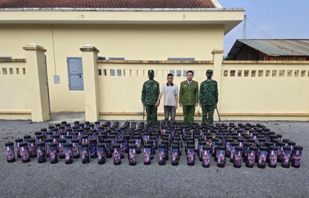 Đồn Biên phòng Pò Hèn thu giữ 208 bình nghi là khí cười