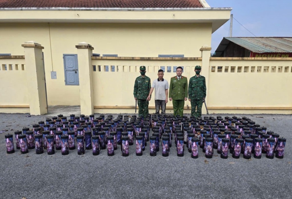 Đồn Biên phòng Pò Hèn thu giữ 208 bình nghi là khí cười Đồn Biên phòng Pò Hèn thu giữ 208 bình nghi là khí cười