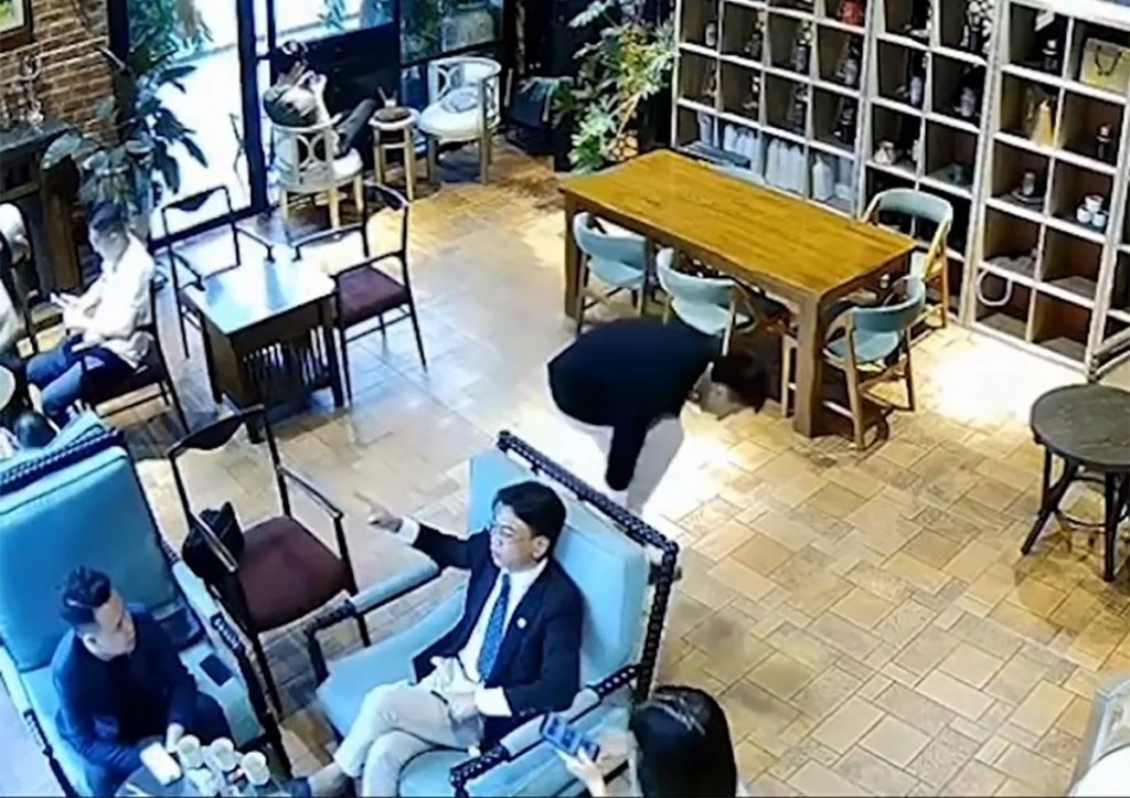 Camera ghi lại hình ảnh vụ việc “tổng tài” chỉ đạo đàn em hành hung nhân viên quán ca phê khi bị nhắc không hút thuốc Camera ghi lại hình ảnh vụ việc “tổng tài” chỉ đạo đàn em hành hung nhân viên quán ca phê khi bị nhắc không hút thuốc