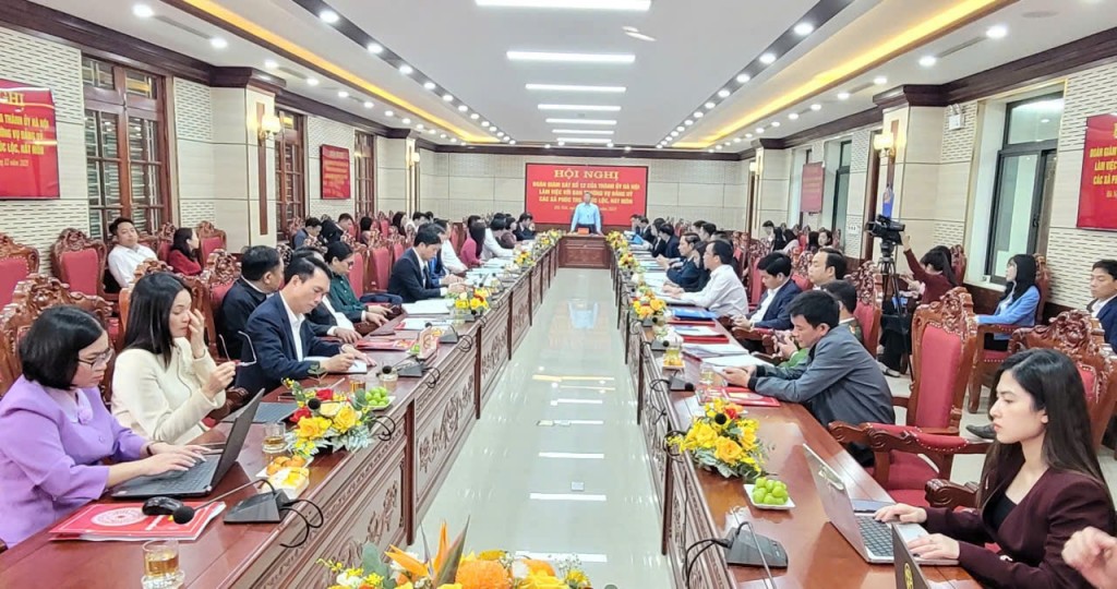 Quang cảnh buổi làm việc của Đoàn Giám sát số 12 của Thành ủy Hà Nội với Ban Thường vụ Đảng ủy 3 xã: Phúc Thọ, Hát Môn và Phúc Lộc. Quang cảnh buổi làm việc của Đoàn Giám sát số 12 của Thành ủy Hà Nội với Ban Thường vụ Đảng ủy 3 xã: Phúc Thọ, Hát Môn và Phúc Lộc.