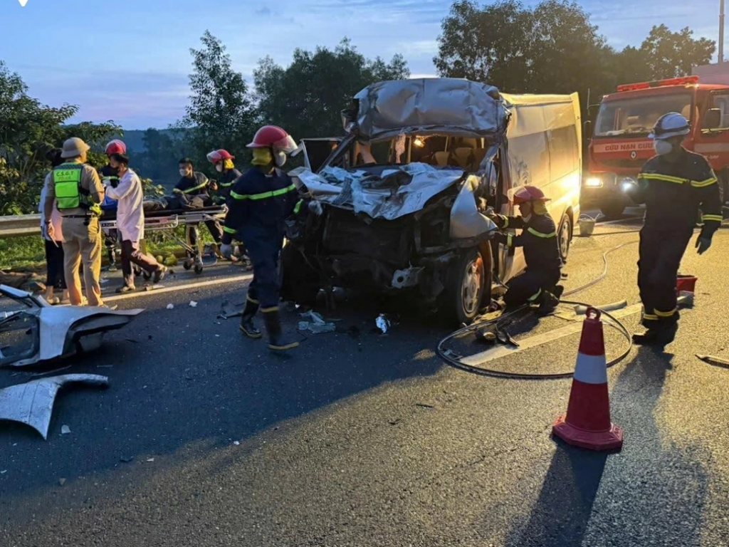 Hiện trường vụ tai nạn trên cao tốc Đà Nẵng - Quảng Ngãi. Hiện trường vụ tai nạn trên cao tốc Đà Nẵng - Quảng Ngãi.