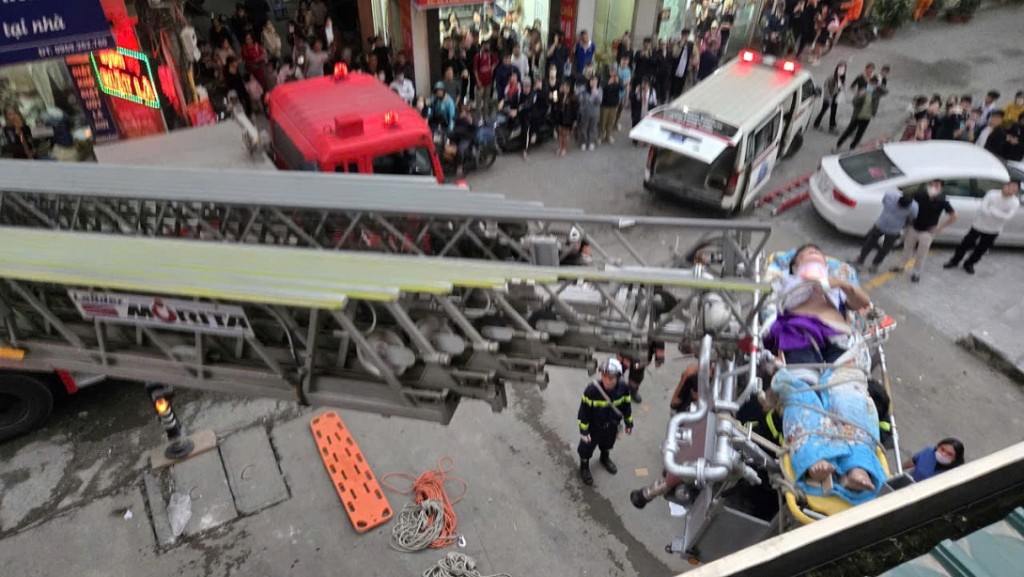 Hà Nội: Cháu bé rơi từ tần cao chung cư xuống mái siêu thị Hà Nội: Cháu bé rơi từ tần cao chung cư xuống mái siêu thị