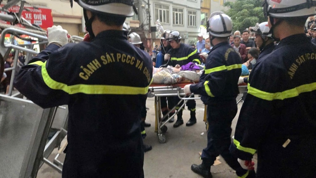 Lực lượng Cảnh sát PCCC và CNCH sử dụng xe thang đưa nạn nhân từ trên cao xuống vị trí an toàn, bàn giao cho lực lượng y tế Lực lượng Cảnh sát PCCC và CNCH sử dụng xe thang đưa nạn nhân từ trên cao xuống vị trí an toàn, bàn giao cho lực lượng y tế