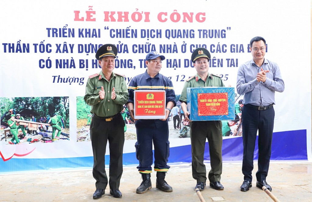 Bí thư Thành ủy Đà Nẵng Lê Ngọc Quang và Thiếu tướng Nguyễn Hữu Hợp tặng quà cho lực lượng công an và lực lượng xung kích tham gia chiến dịch Bí thư Thành ủy Đà Nẵng Lê Ngọc Quang và Thiếu tướng Nguyễn Hữu Hợp tặng quà cho lực lượng công an và lực lượng xung kích tham gia chiến dịch