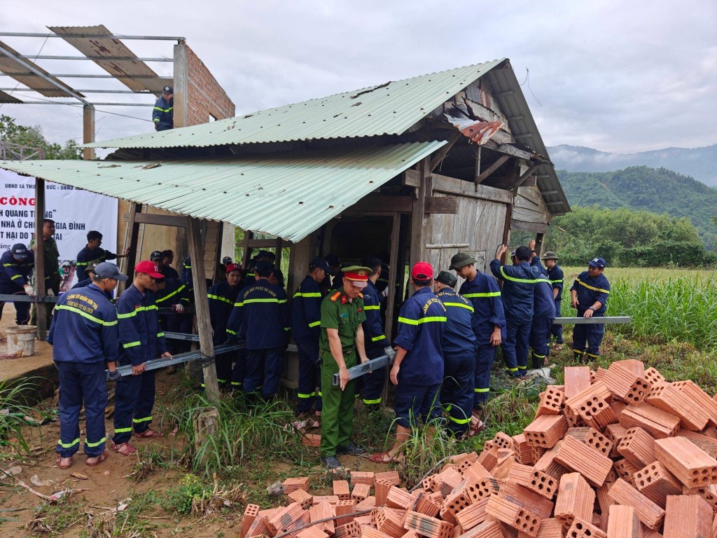 Sau lễ khởi công các chiến sĩ ngay lập tức chia thành các tổ, tiếp cận từng hộ dân có nhà bị hư hỏng nặng để khảo sát, tháo dỡ, vận chuyển vật liệu Sau lễ khởi công các chiến sĩ ngay lập tức chia thành các tổ, tiếp cận từng hộ dân có nhà bị hư hỏng nặng để khảo sát, tháo dỡ, vận chuyển vật liệu