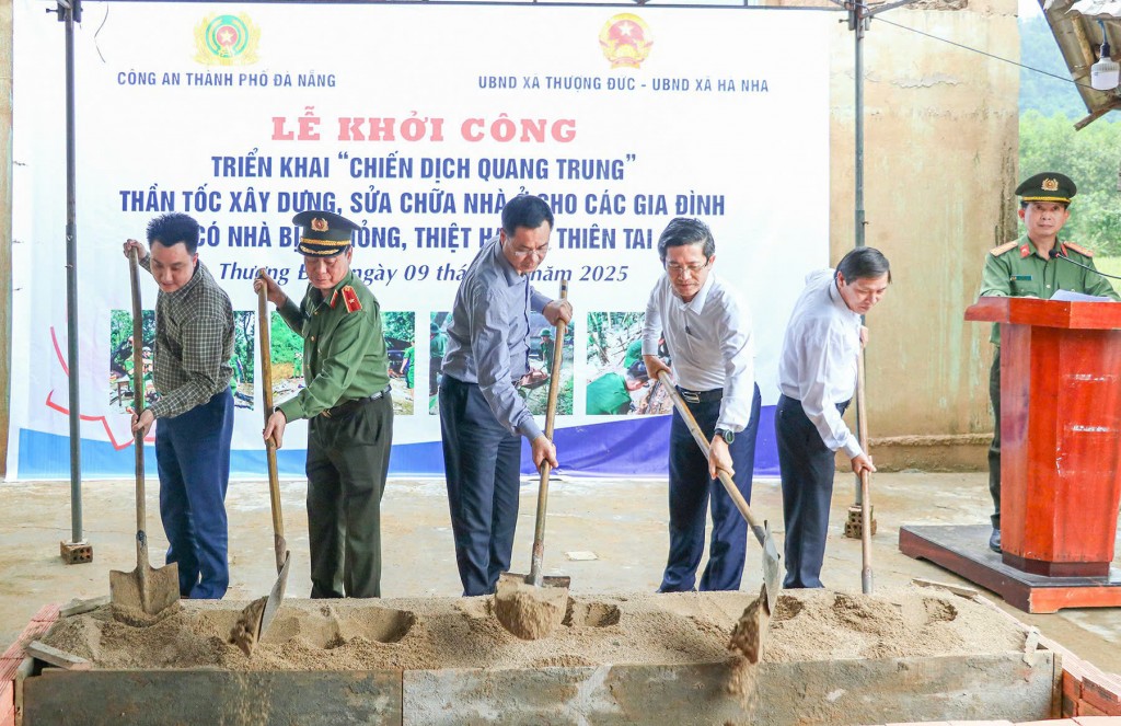 Bí thư Thành ủy Đà Nẵng Lê Ngọc Quang và các đại biểu thực hiện nghi thức khởi công dự án sửa chữa nhà ở cho hộ dân ảnh hưởng bão lũ vừa qua Bí thư Thành ủy Đà Nẵng Lê Ngọc Quang và các đại biểu thực hiện nghi thức khởi công dự án sửa chữa nhà ở cho hộ dân ảnh hưởng bão lũ vừa qua