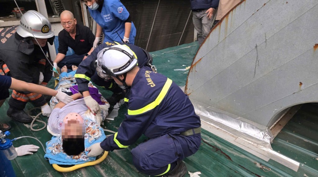 Hà Nội: Kịp thời cứu hộ cháu bé rơi từ tầng cao chung cư