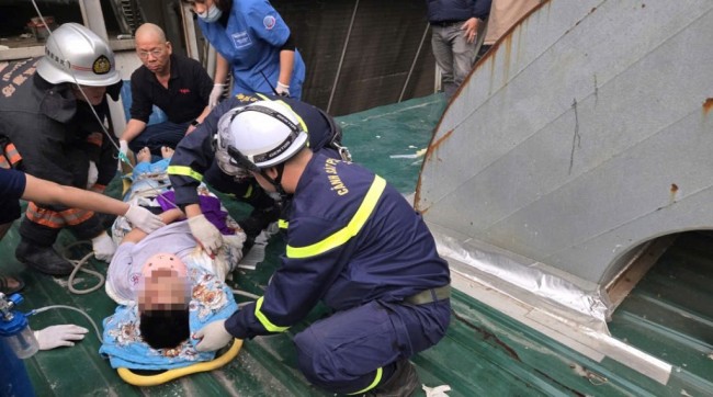 Hà Nội: Kịp thời cứu hộ cháu bé rơi từ tầng cao chung cư