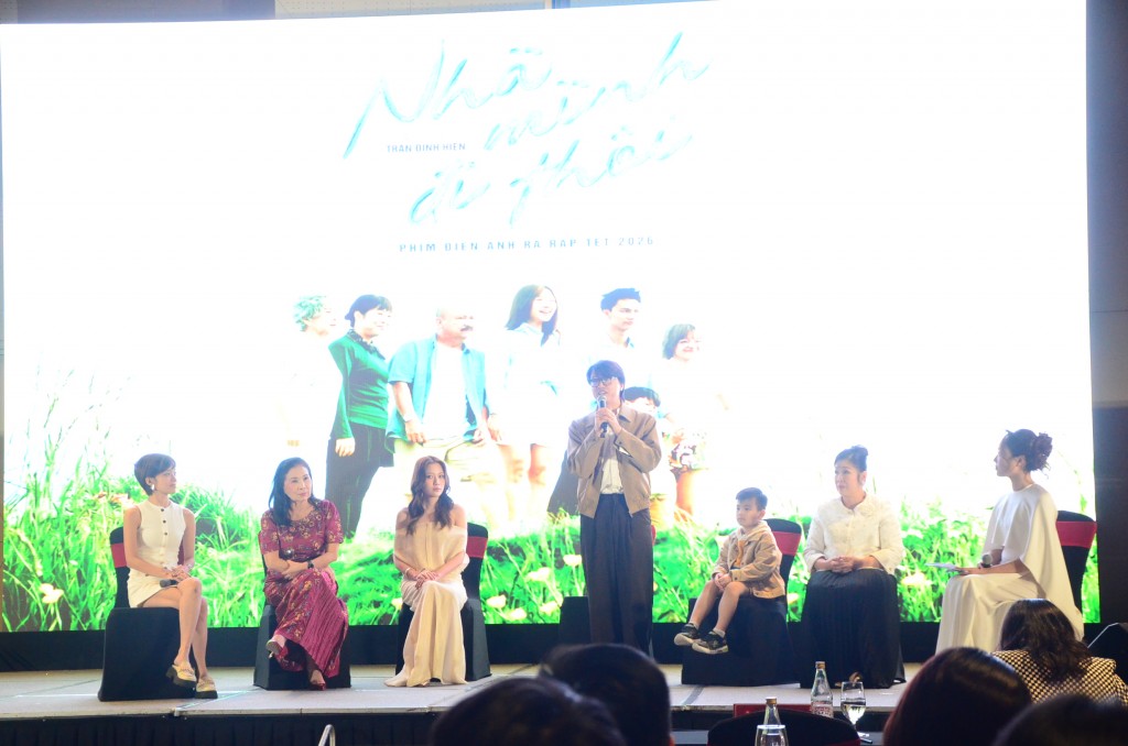 giới thiệu ra mắt phim “Nhà mình đi thôi” với bối cảnh quay tại TP Đà Nẵng (Ảnh Đ.Minh) giới thiệu ra mắt phim “Nhà mình đi thôi” với bối cảnh quay tại TP Đà Nẵng (Ảnh Đ.Minh)