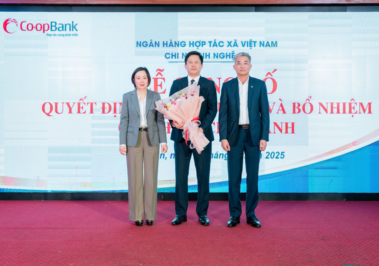 Ông Nguyễn Quốc Cường - Chủ tịch HĐQT Co-opBank và Bà Phạm Thị Hồng Minh - Tổng Giám đốc Co-opBank trao Quyết định và tặng hoa chúc mừng ông Trần Ngọc Thái - Giám đốc Co-opBank Chi nhánh Nghệ An được điều động, luân chuyển chức vụ Giám đốc Co-opBank Chi nhánh Thanh Hóa Ông Nguyễn Quốc Cường - Chủ tịch HĐQT Co-opBank và Bà Phạm Thị Hồng Minh - Tổng Giám đốc Co-opBank trao Quyết định và tặng hoa chúc mừng ông Trần Ngọc Thái - Giám đốc Co-opBank Chi nhánh Nghệ An được điều động, luân chuyển chức vụ Giám đốc Co-opBank Chi nhánh Thanh Hóa