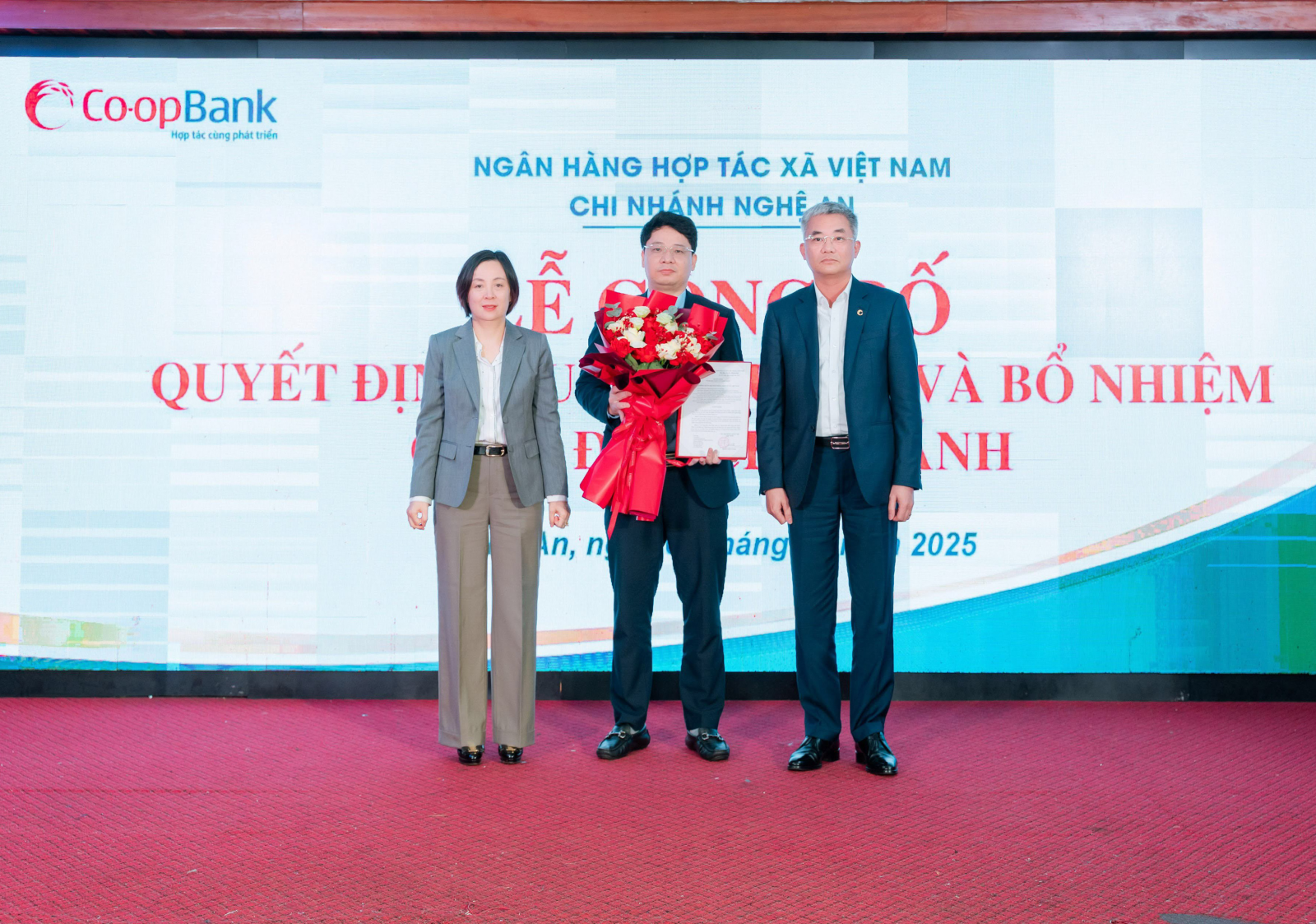 Ông Nguyễn Quốc Cường - Chủ tịch HĐQT Co-opBank và Bà Phạm Thị Hồng Minh - Tổng Giám đốc Co-opBank trao Quyết định và tặng hoa chúc mừng ông Đoàn Trọng Huấn - Giám đốc Co-opBank Chi nhánh Hà Tĩnh được điều động, luân chuyển chức năng Giám đốc Co-opBank Chi nhánh Nghệ An Ông Nguyễn Quốc Cường - Chủ tịch HĐQT Co-opBank và Bà Phạm Thị Hồng Minh - Tổng Giám đốc Co-opBank trao Quyết định và tặng hoa chúc mừng ông Đoàn Trọng Huấn - Giám đốc Co-opBank Chi nhánh Hà Tĩnh được điều động, luân chuyển chức năng Giám đốc Co-opBank Chi nhánh Nghệ An