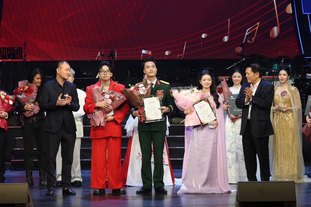 Ban Tổ chức trao giải Ba tới các thí sinh Ban Tổ chức trao giải Ba tới các thí sinh