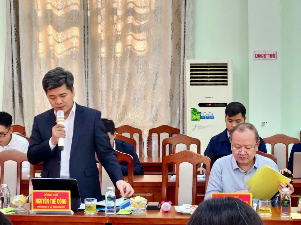 Đại diện Đoàn giám sát trao đổi tại buổi làm việc Đại diện Đoàn giám sát trao đổi tại buổi làm việc