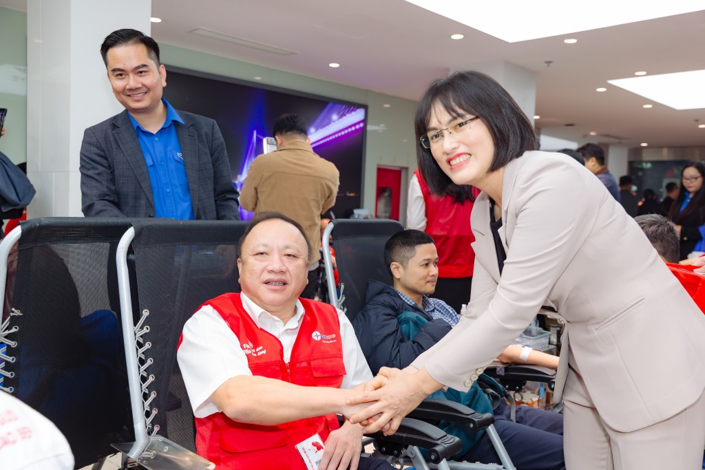 Ban lãnh đạo EVNNPC tham gia hiến máu tại Chương trình Ban lãnh đạo EVNNPC tham gia hiến máu tại Chương trình