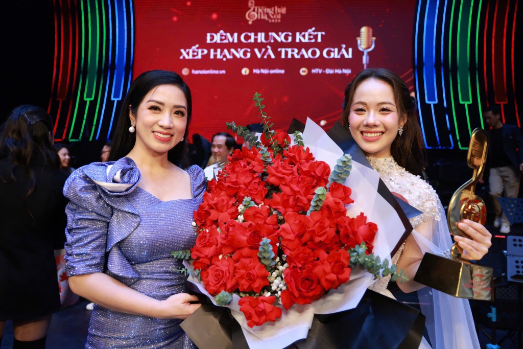 NSƯT Phương Nga chúc mừng học trò giành ngôi Quán quân NSƯT Phương Nga chúc mừng học trò giành ngôi Quán quân