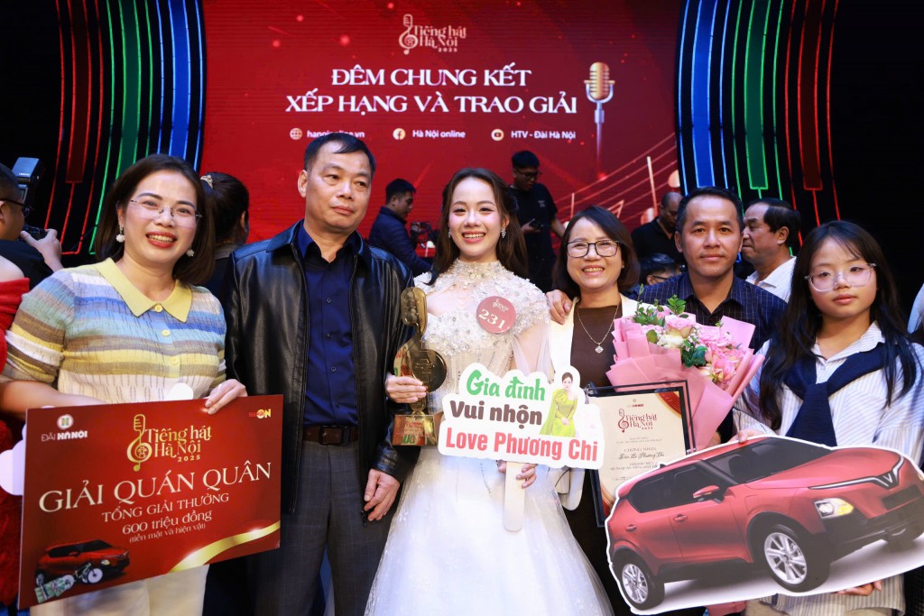 Gia đình chúc mừng Đào Lê Phương Chi đạt ngôi vị Quán quân Gia đình chúc mừng Đào Lê Phương Chi đạt ngôi vị Quán quân