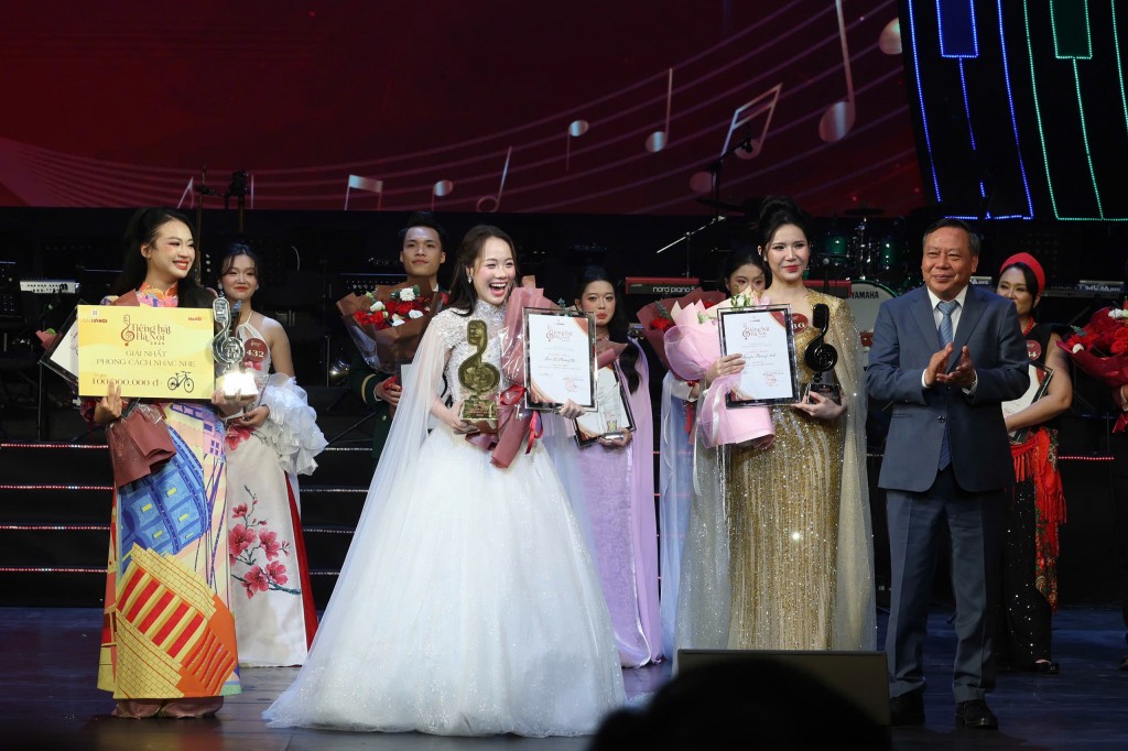 Đồng chí Nguyễn Văn Phong - Phó Bí thư Thường trực Thành ủy Hà Nội trao giải Quán quân tới thí sinh Đào Lê Phương Chi (váy trắng) Đồng chí Nguyễn Văn Phong - Phó Bí thư Thường trực Thành ủy Hà Nội trao giải Quán quân tới thí sinh Đào Lê Phương Chi (váy trắng)