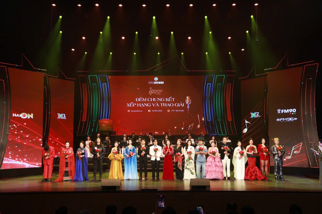 Đồng chí Vũ Thu Hà - Thành ủy viên, Phó Chủ tịch UBND thành phố Hà Nội tặng hoa chúc mừng các thí sinh tham gia đêm Chung kết Đồng chí Vũ Thu Hà - Thành ủy viên, Phó Chủ tịch UBND thành phố Hà Nội tặng hoa chúc mừng các thí sinh tham gia đêm Chung kết