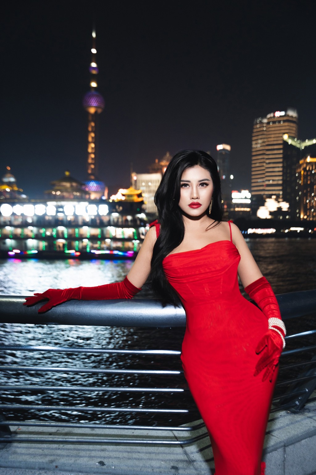 Hoa hậu Emily Hồng Nhung khoe sắc đỏ đón Giáng sinh sớm