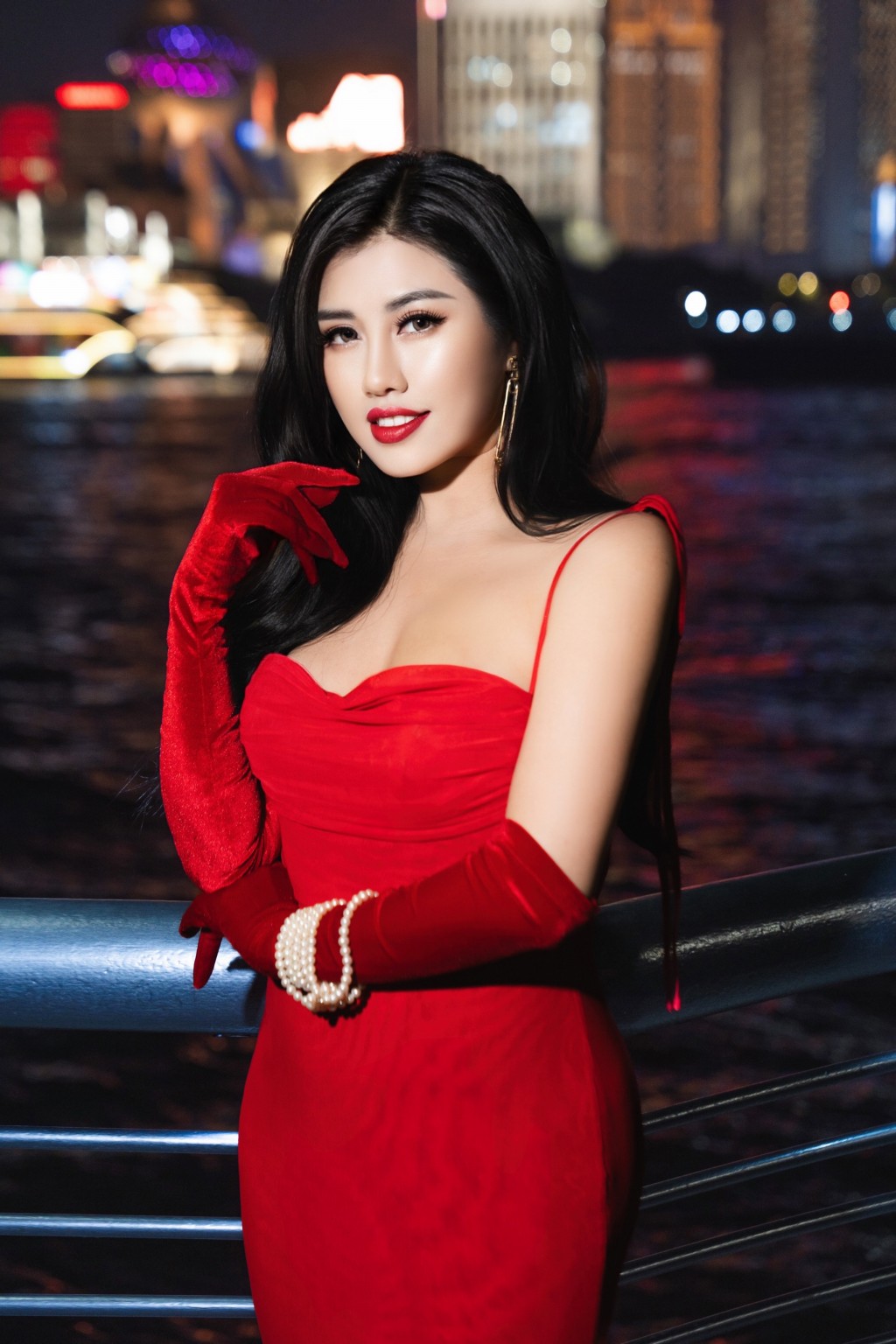 Hoa hậu Emily Hồng Nhung khoe sắc đỏ đón Giáng sinh sớm