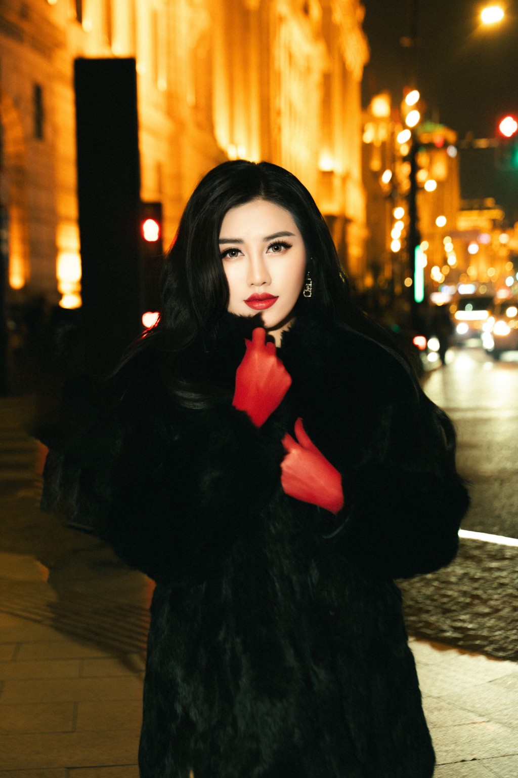 Hoa hậu Emily Hồng Nhung khoe sắc đỏ đón Giáng sinh sớm