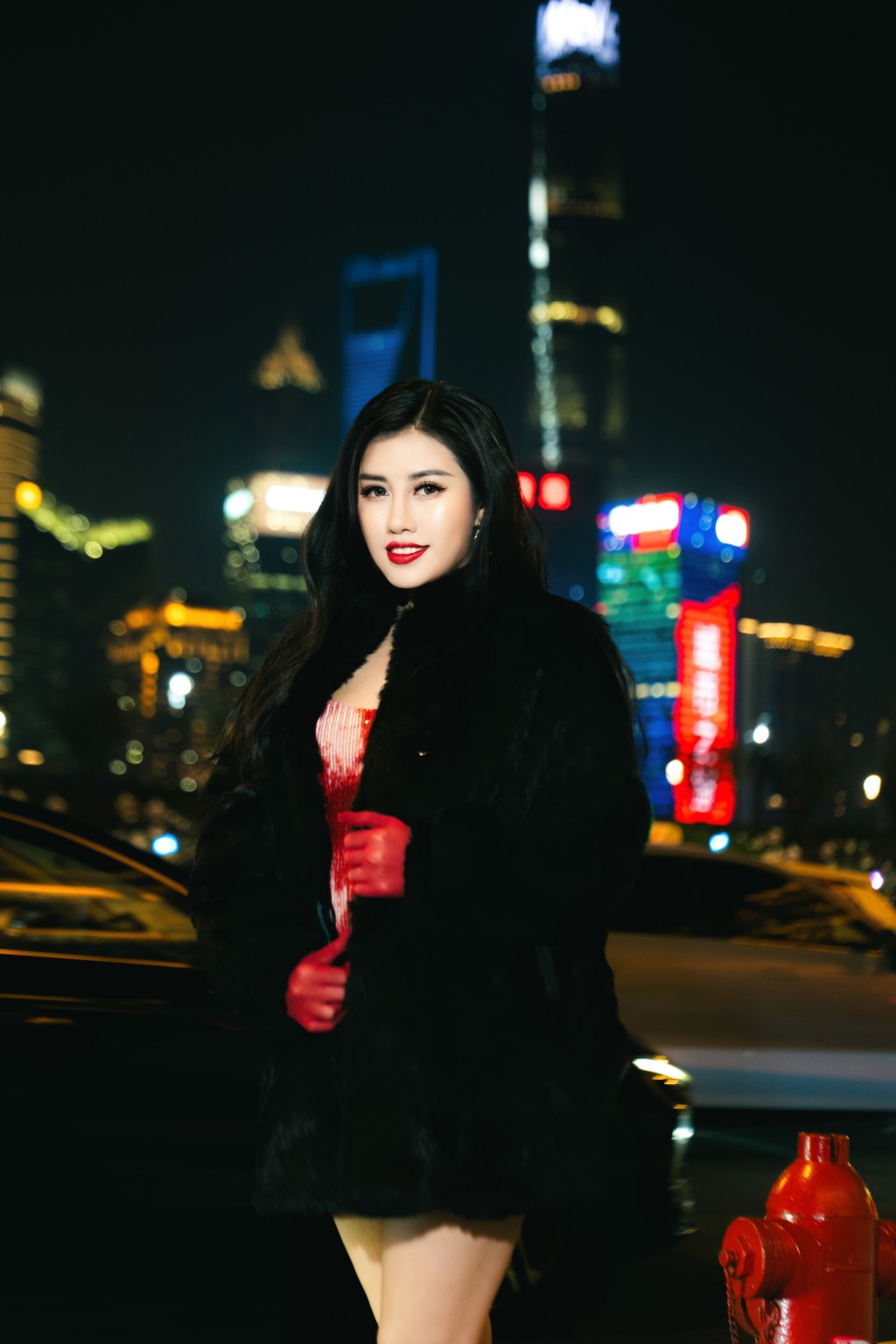 Hoa hậu Emily Hồng Nhung khoe sắc đỏ đón Giáng sinh sớm