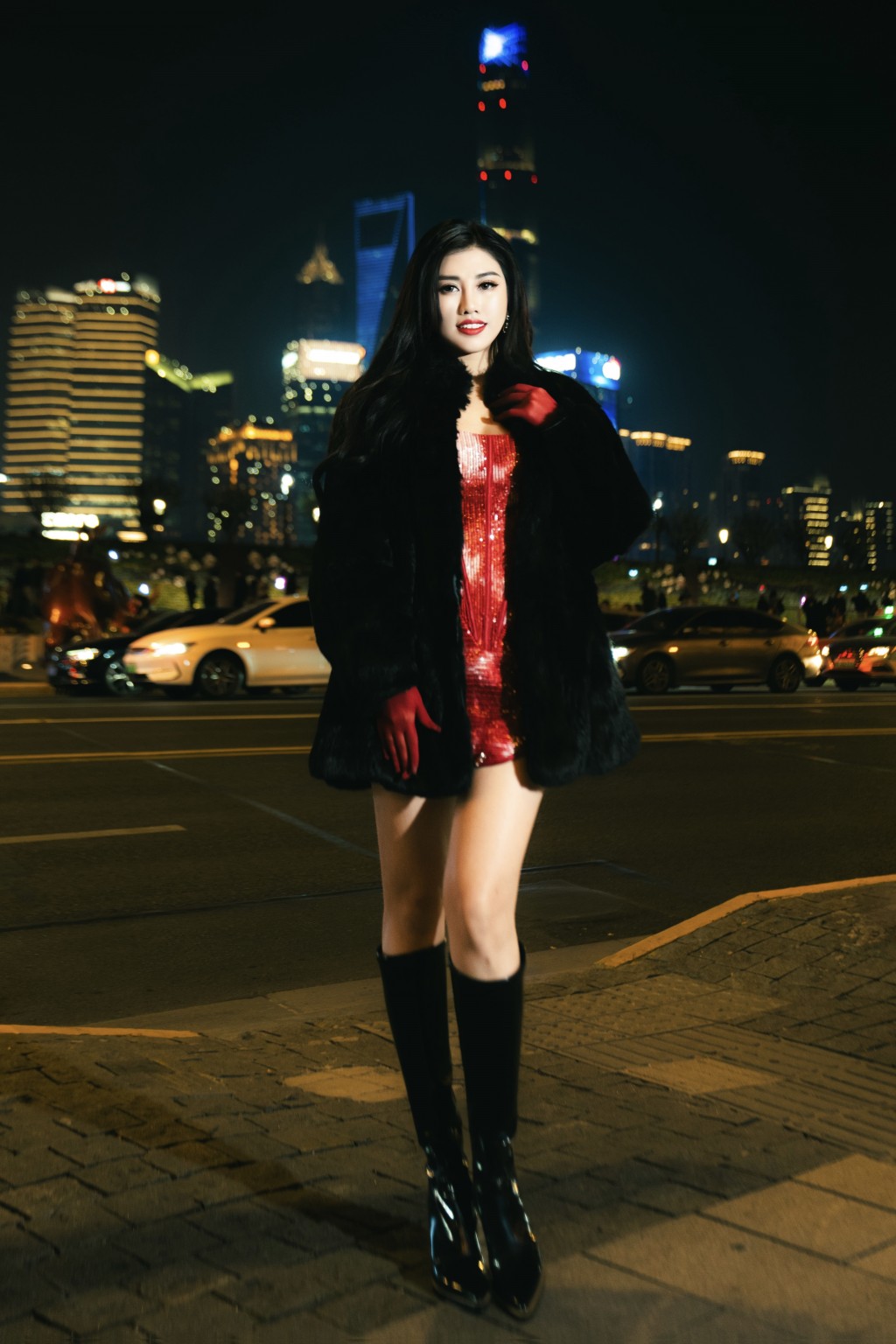 Hoa hậu Emily Hồng Nhung khoe sắc đỏ đón Giáng sinh sớm