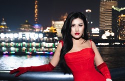 Hoa hậu Emily Hồng Nhung khoe sắc đỏ đón Giáng sinh sớm