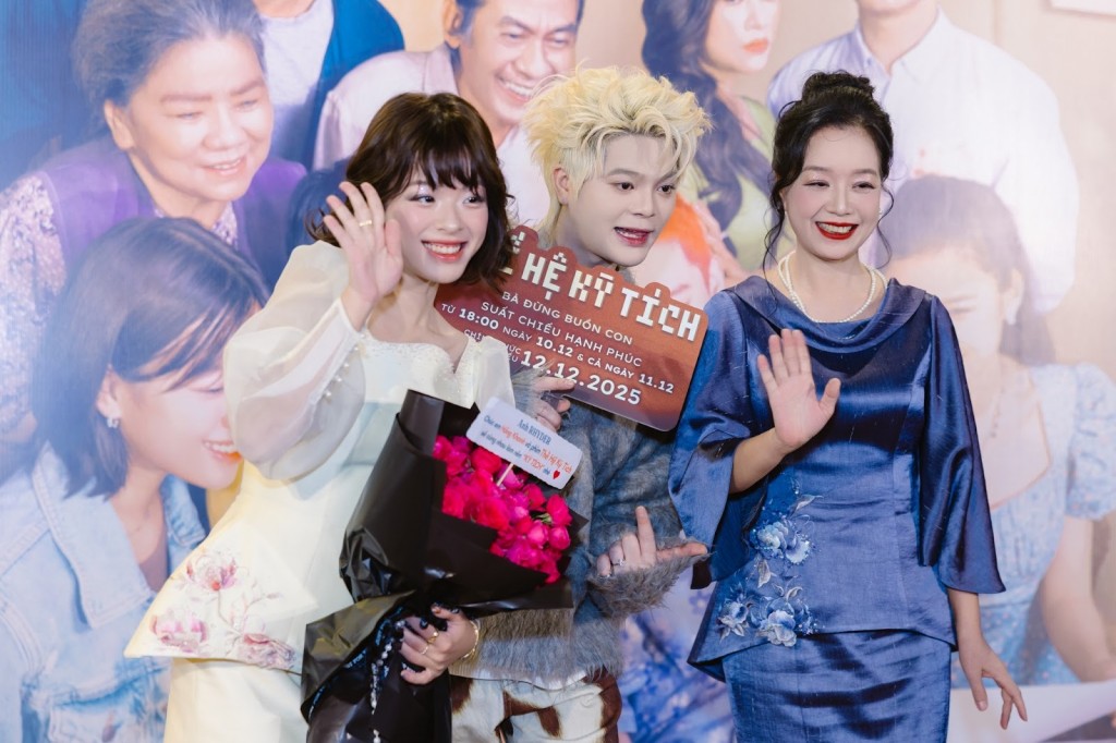 “Anh trai” Rhyder (giữa) đến ủng hộ Hồng Khanh và NSƯT Chiều Xuân “Anh trai” Rhyder (giữa) đến ủng hộ Hồng Khanh và NSƯT Chiều Xuân