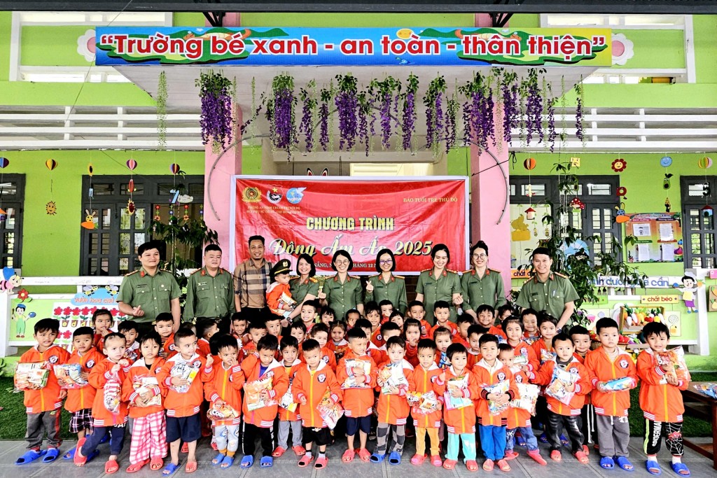 Đoàn công tác trao các suất bánh kẹo và áo ấm cho các em học sinh trường mẫu giáo Vành Khuyên 