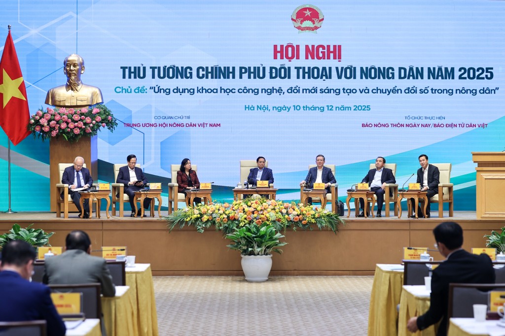 Thủ tướng cùng lãnh đạo các ban, bộ, ngành Trung ương trả lời các nhóm câu hỏi - Ảnh: VGP/Nhật Bắc
